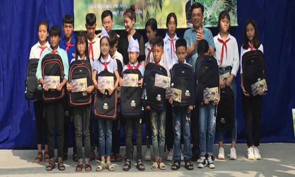 Trần Kim Ngân Alo789 Việt tài trợ học bổng cho 100 học sinh khó khăn Nghệ An